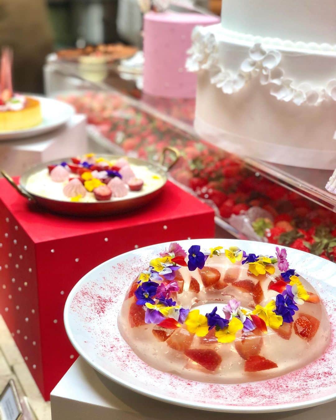 彩耶さんのインスタグラム写真 - (彩耶Instagram)「🍓 ℍ𝕒𝕡𝕡𝕪 𝕊𝕥𝕣𝕒𝕨𝕓𝕖𝕣𝕣𝕪 𝕎𝕖𝕕𝕕𝕚𝕟𝕘 🍓 ・ ザ・リッツカールトン大阪 @ritzcarlton.osaka において 明日 12/27より、今年も  #ストロベリーブッフェ が開催されます❣️ ・ ・ 今年のテーマは苺の花言葉にちなみ #Wedding 💒💕 ・ お披露目会では、本当に Wedding Party に来たかのような華やかさ〜💐✨ ・ リオンくんとカリンちゃんが登場し🦁、 ケーキカット🎂という可愛い演出もあり、会場内はハッピームード満載でした😌💕 ・ ・ ・ 華やかでエレガントな苺スイーツがいっぱい〜🍓苺の甘い香りにうっとりでした😌✨ ・ 見た目にも美しくお味も本当に美味しくて😋💕 ・ ・ 是非皆さんも この幸せ空間で、苺たっぷりの時間をお楽しみ下さいね💒🍓✨ ・ お土産に、可愛いドラジェをプレゼントして頂けますよ💕 ・ ・ ・ アフタヌーンブッフェ 『ハッピーストロベリーウェディング』 12/27 (木)よりスタート❗️ 【期間】第1期 Classical Wedding 12/27(金)〜3/31(火) 　第2期 Garden Wedding 4/1(水)〜6/30(火) 【場所】 イタリア料理 スプレンディード （1階） 【予約】 TEL 06-6343-7020 ・ https://www.ritz-carlton.co.jp/restaurant/splendido/dessert/ ・ ・ ・ #ザリッツカールトン大阪 #ザリッツカールトンホテル #ritzcarltonosaka #happystrawberrywedding #ハッピーストロベリーウェディング #ストロベリー #アフタヌーンブッフェ #wedding #ウェデイング #strawberry #苺 #苺スイーツ #セイヴォリー #モデル#model#神戸#kobe#インスタグラム#インスタ#instagram#インフルエンサー#フォロー#followme#フォローミー」12月26日 12時10分 - 3aya11