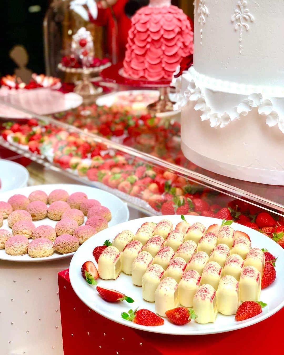彩耶さんのインスタグラム写真 - (彩耶Instagram)「🍓 ℍ𝕒𝕡𝕡𝕪 𝕊𝕥𝕣𝕒𝕨𝕓𝕖𝕣𝕣𝕪 𝕎𝕖𝕕𝕕𝕚𝕟𝕘 🍓 ・ ザ・リッツカールトン大阪 @ritzcarlton.osaka において 明日 12/27より、今年も  #ストロベリーブッフェ が開催されます❣️ ・ ・ 今年のテーマは苺の花言葉にちなみ #Wedding 💒💕 ・ お披露目会では、本当に Wedding Party に来たかのような華やかさ〜💐✨ ・ リオンくんとカリンちゃんが登場し🦁、 ケーキカット🎂という可愛い演出もあり、会場内はハッピームード満載でした😌💕 ・ ・ ・ 華やかでエレガントな苺スイーツがいっぱい〜🍓苺の甘い香りにうっとりでした😌✨ ・ 見た目にも美しくお味も本当に美味しくて😋💕 ・ ・ 是非皆さんも この幸せ空間で、苺たっぷりの時間をお楽しみ下さいね💒🍓✨ ・ お土産に、可愛いドラジェをプレゼントして頂けますよ💕 ・ ・ ・ アフタヌーンブッフェ 『ハッピーストロベリーウェディング』 12/27 (木)よりスタート❗️ 【期間】第1期 Classical Wedding 12/27(金)〜3/31(火) 　第2期 Garden Wedding 4/1(水)〜6/30(火) 【場所】 イタリア料理 スプレンディード （1階） 【予約】 TEL 06-6343-7020 ・ https://www.ritz-carlton.co.jp/restaurant/splendido/dessert/ ・ ・ ・ #ザリッツカールトン大阪 #ザリッツカールトンホテル #ritzcarltonosaka #happystrawberrywedding #ハッピーストロベリーウェディング #ストロベリー #アフタヌーンブッフェ #wedding #ウェデイング #strawberry #苺 #苺スイーツ #セイヴォリー #モデル#model#神戸#kobe#インスタグラム#インスタ#instagram#インフルエンサー#フォロー#followme#フォローミー」12月26日 12時10分 - 3aya11