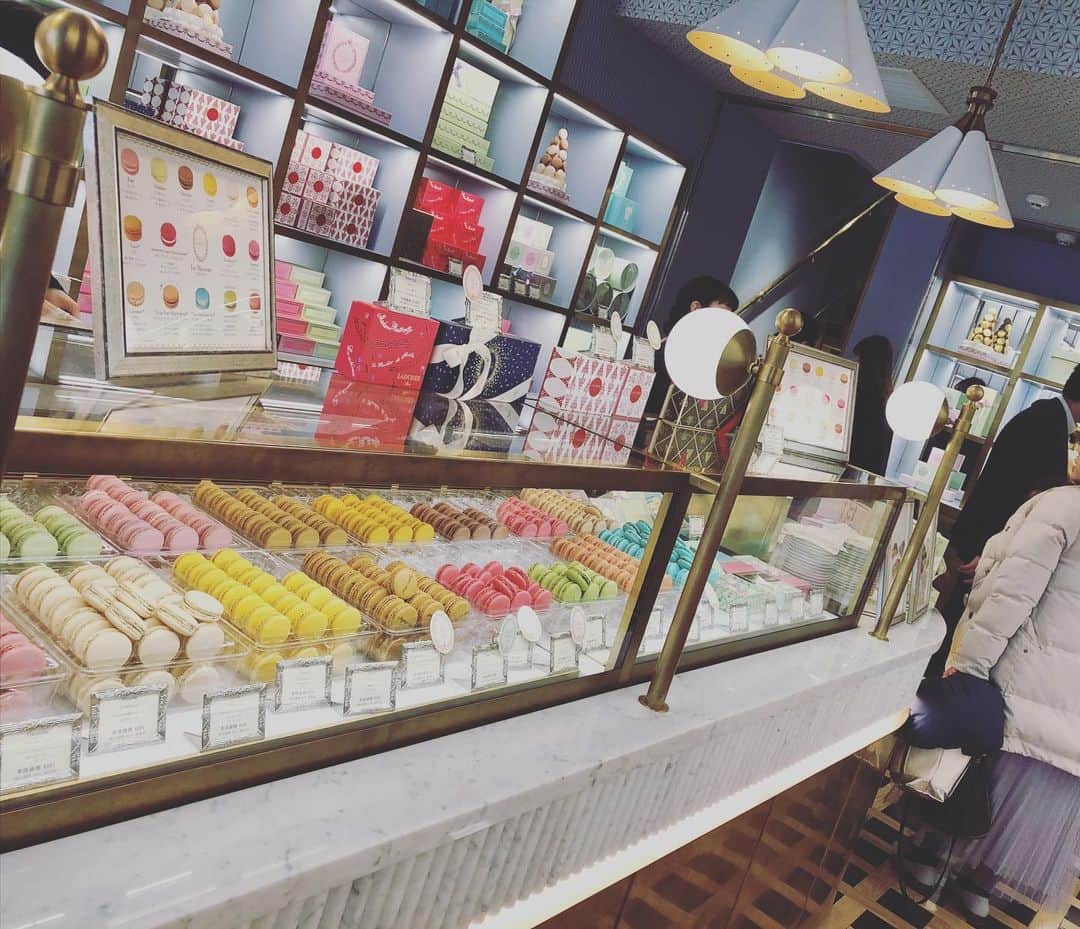 益田麻衣のインスタグラム：「懐かしののラデュレのマカロン。 京都にも路面店ができてて、思わず入りました。  フランス思い出す♡  ちなみに京都限定のお味は、抹茶と八ツ橋です。  #ラデュレ #raduree #マカロン #スイーツ #フランス #新婚旅行 #京都 #クリスマス #抹茶 #八ツ橋 #京都限定」