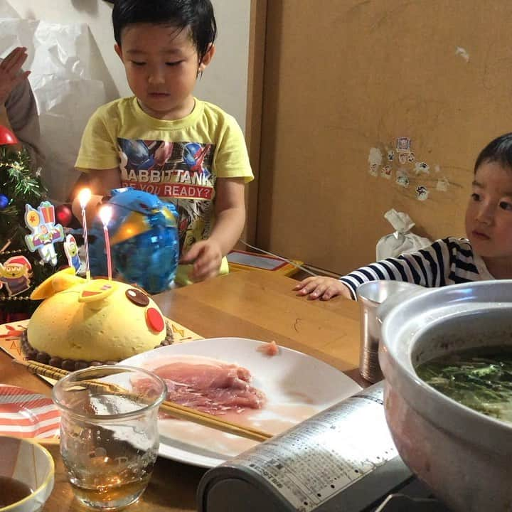 伊志嶺翔大のインスタグラム：「甥っ子達とクリスマスしました🎅🎄 自分の子どもとはいつになるのやら…🤔 #クリスマス #甥っ子 #クリスマスプレゼント」