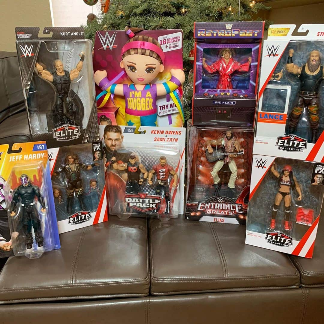 ターニャ・テイトさんのインスタグラム写真 - (ターニャ・テイトInstagram)「Ozzie found these under the #christmas tree. A bit of a haul from #ringsidecollectibles #wwe #mattel #actionfigures #christmashaul #xmas」12月26日 12時26分 - tanyatate