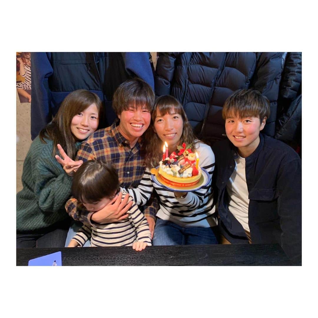 のインスタグラム：「遅くなりましたが、#メリークリスマス🎄  クリスマスパーティー🎄🥳 プレゼント交換🎁もして、ケーキも食べて ちょっとは女子会ぽいことできました❤️笑 クリスマスの日もチームメイトと過ごしました💗 #大栄　#クリスマスパーティー」