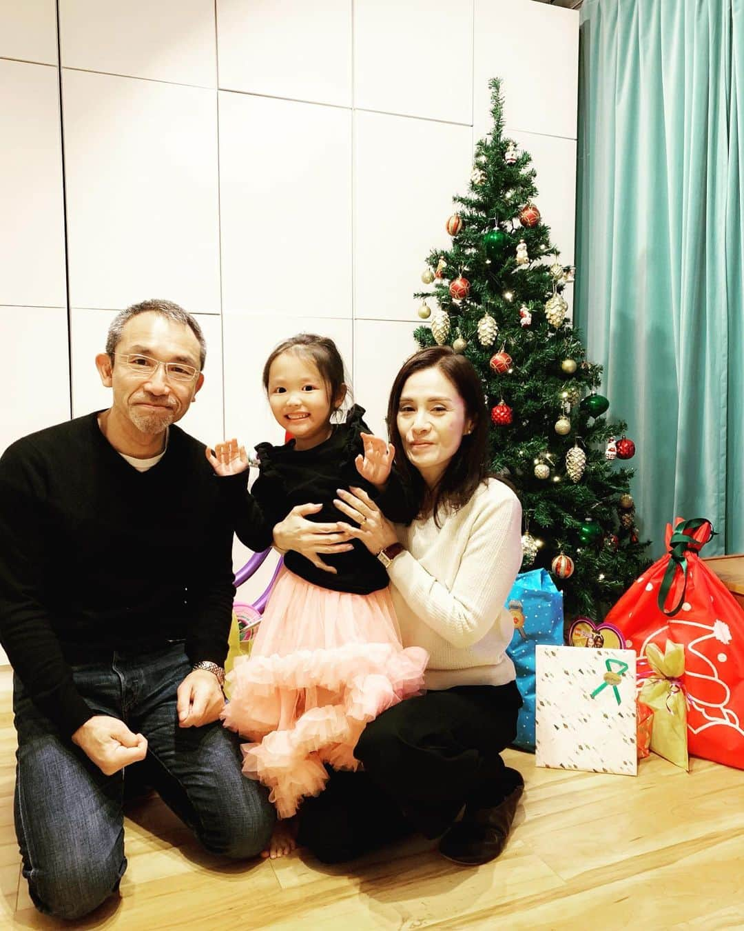 内藤陽子さんのインスタグラム写真 - (内藤陽子Instagram)「昨夜のメリークリスマス🎄 寒がり病なわたしが一番好きなクリスマス🎄夏でもクリスマスソングかけちゃうからね🎶 家族、シッターさんご夫妻と🍷  #クリスマス #2019 #ケーキは #またまた #リボンケーキ #ニコのお気に入り #aniversary」12月26日 12時24分 - dadaflora