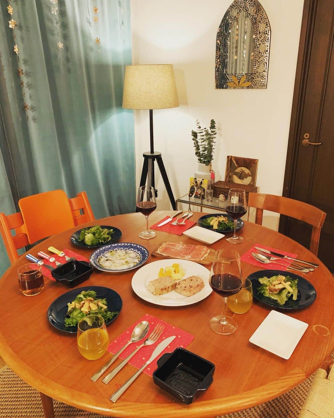 内藤陽子さんのインスタグラム写真 - (内藤陽子Instagram)「昨夜のメリークリスマス🎄 寒がり病なわたしが一番好きなクリスマス🎄夏でもクリスマスソングかけちゃうからね🎶 家族、シッターさんご夫妻と🍷  #クリスマス #2019 #ケーキは #またまた #リボンケーキ #ニコのお気に入り #aniversary」12月26日 12時24分 - dadaflora