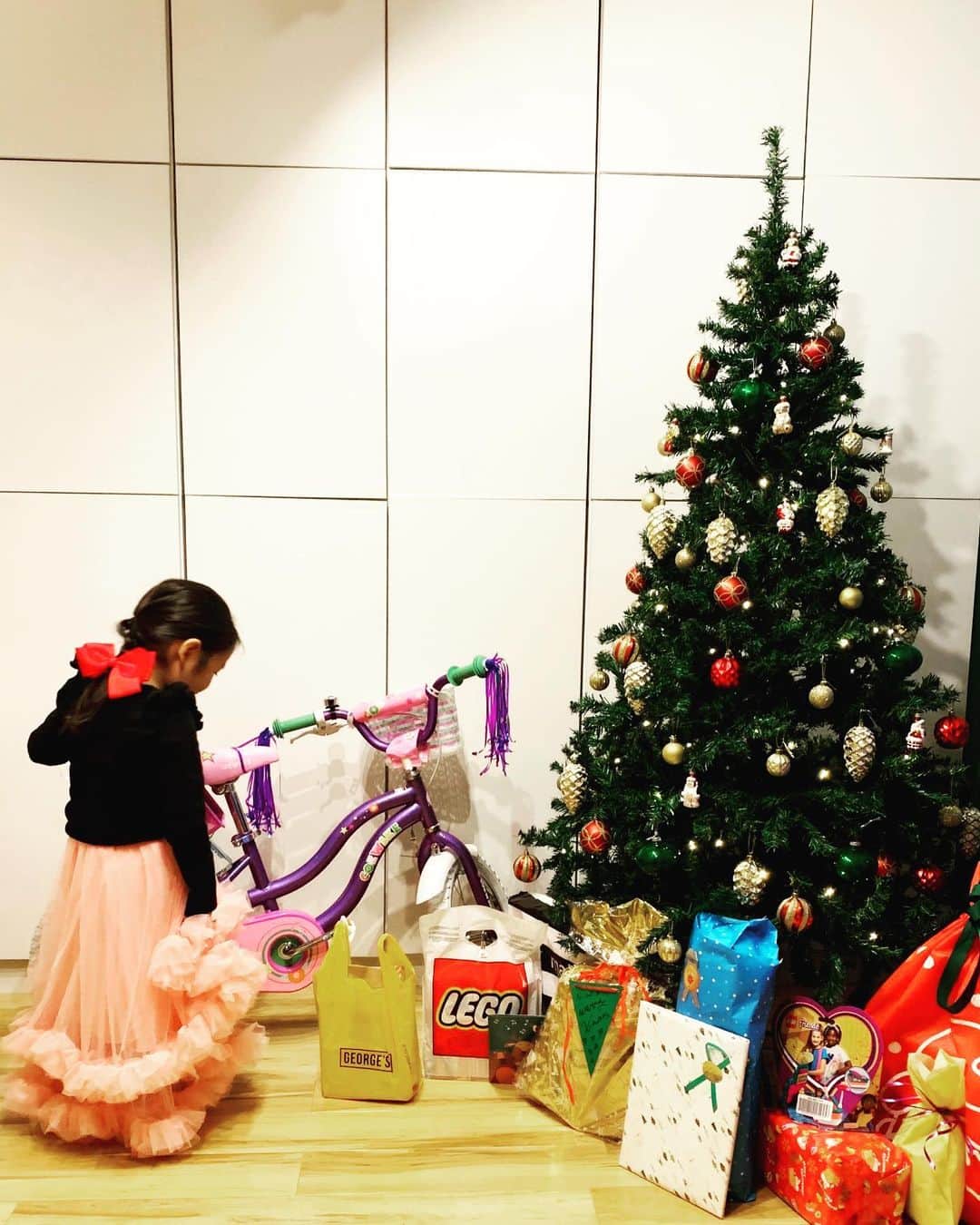 内藤陽子のインスタグラム：「昨夜のメリークリスマス🎄 寒がり病なわたしが一番好きなクリスマス🎄夏でもクリスマスソングかけちゃうからね🎶 家族、シッターさんご夫妻と🍷  #クリスマス #2019 #ケーキは #またまた #リボンケーキ #ニコのお気に入り #aniversary」