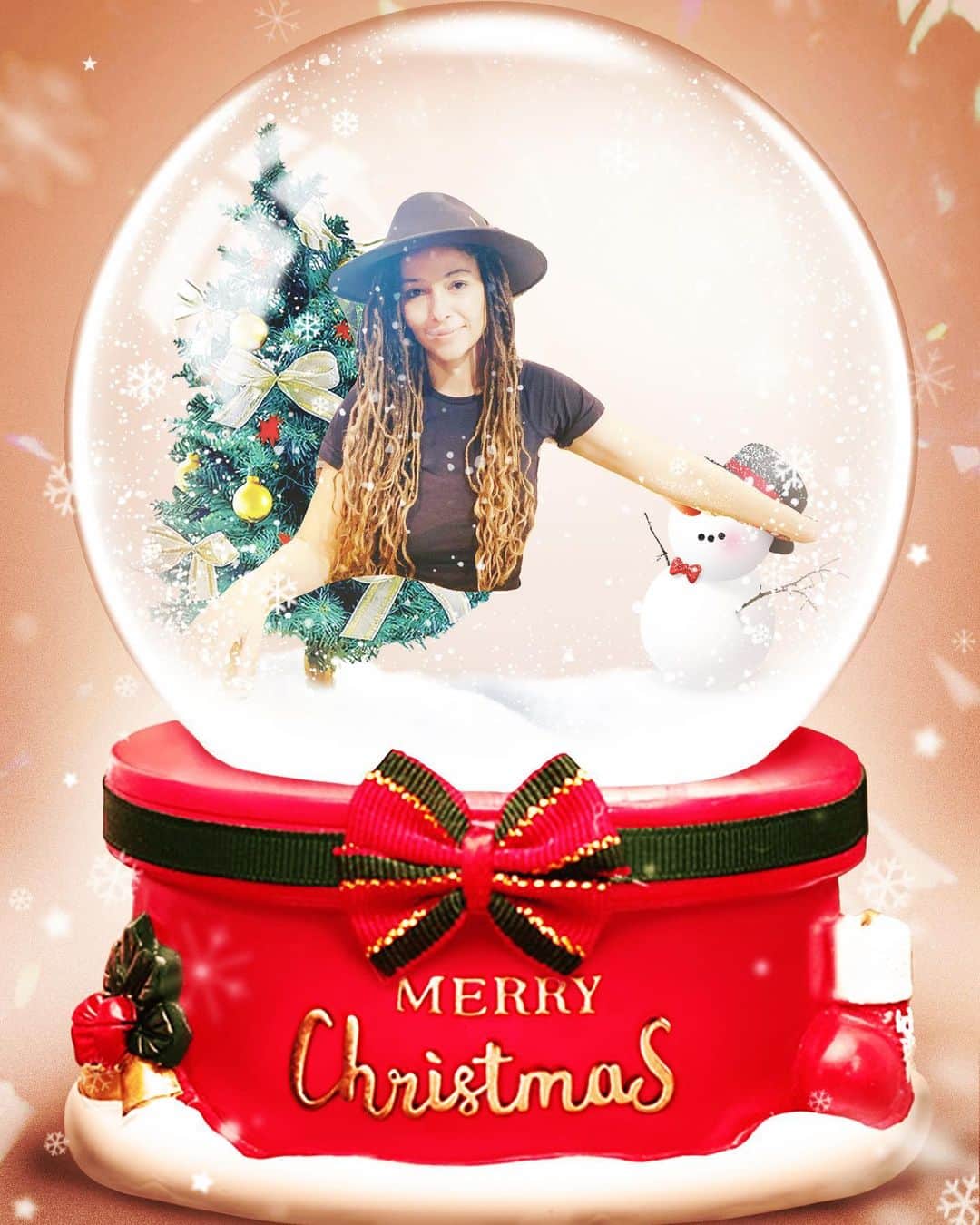 ジーン・トリプルホーンのインスタグラム：「Happy Holidays, wherever the season may take you! 🎁🎄❤️ #christmas  #holidayseason」