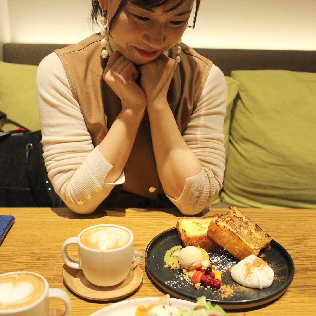 Maiko Shibataさんのインスタグラム写真 - (Maiko ShibataInstagram)「東京前半は日比谷に入り浸り🤪🥰🤪クリスマスシーズンでイルミネーションがロマンチックだったー♡  隙間時間に @tricot.r  が会いにきてくれました♡2、3時間のお茶でツッコミどころ満載で今回も沢山笑わせてくれた😂♡ 東京で久しぶりに観るジョージはさらにかっこよかったな🥰🤪🥰♡ #日比谷#ペニンシュラ #客席降りで事件#心奪われかけた🤯」12月26日 12時28分 - maikoshilog