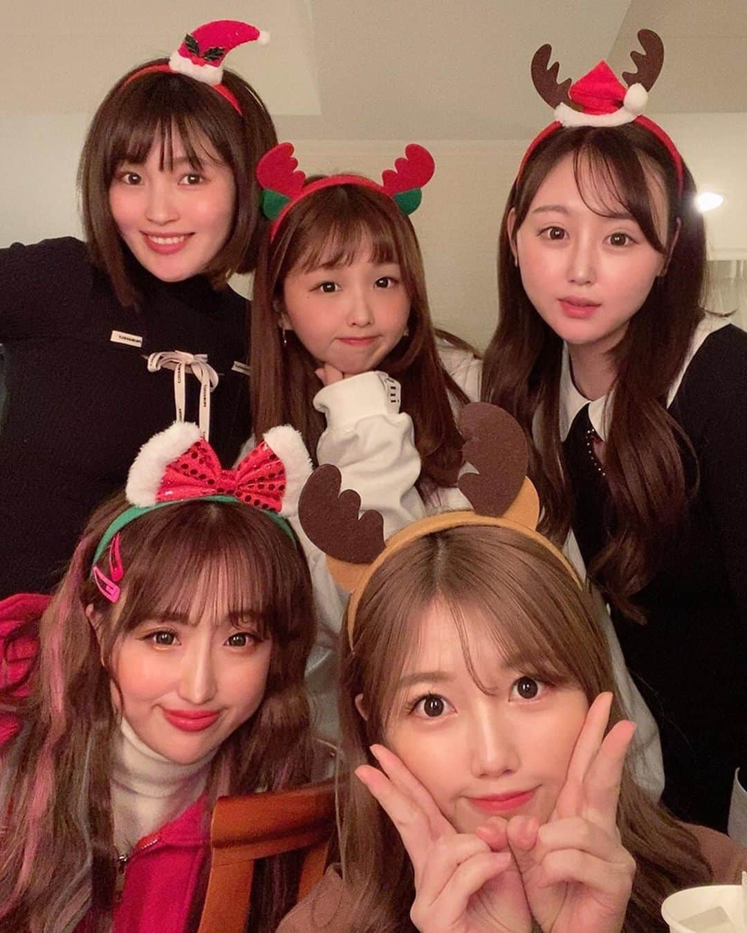 岩村捺未さんのインスタグラム写真 - (岩村捺未Instagram)「大好きな子たちと クリスマスパーティー🤶💖 ほんっと楽しかった☺️🎁💝 みんな尊敬できるし一人一人が個性強くて みんな揃うと本当話し止まらないの🤣 朝までしゃべくりました😍 プレゼント交換も楽しかった🎁💞 .  #クリスマスなんて #大好き  #メリークリスマス #merrychristmas #ホテル女子会」12月26日 12時35分 - iwamuranachu