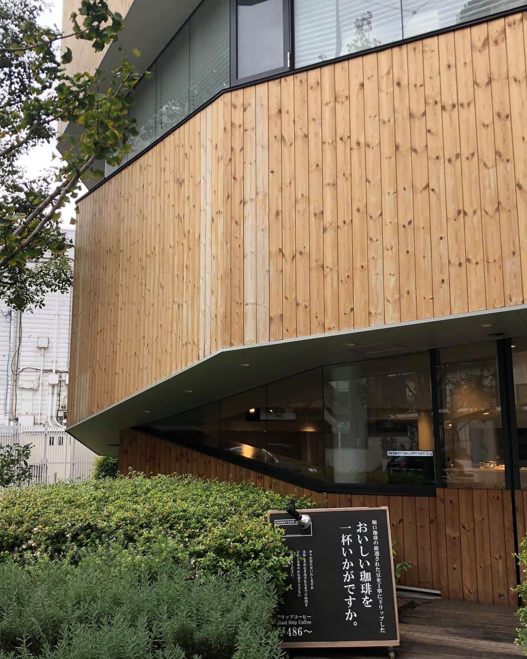 南青山LIFEStyleさんのインスタグラム写真 - (南青山LIFEStyleInstagram)「. 木々を眺めながら、コーヒーを味わえるカフェは、 都会の真ん中にいることを忘れて リラックスできる空間。 . Area＊ #猿楽町代々木 #渋谷区 #東京 Shop＊#monkeycafe .  #カフェ #建築 #建物 #建築巡り#散歩 #散策 #お洒落スポット #お洒落な街 #ギャラリー #大人女子 #トレンド #ファッションアイコン #都心 #東京散歩 #東京観光 #tokyo #tokyostyle #japan #大人の東京暮らし #東京glam」12月26日 12時36分 - man_favori