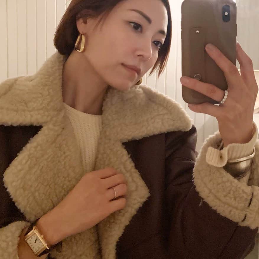 のインスタグラム：「Earrings @bottegaveneta ﻿ ラグジュアリーブランドのイヤリングを買うのは多分これが初めて。かつてのCélineクリエイティブディレクター、フィービー・ファイロの右腕だったダニエル・リー率いる#newbottega は間違いなく#oldceline のファンにポッカリ空いた穴を埋めてくれると思う。 ファンタジーを香らせながら自由、自己表現、センシュアリティを称えることを掲げ個性を生かした装い〟 なんて時代にあったコンセプトなんだ。 サステナビリティが当たり前になってきた昨今、ファッションの世界も大きく変わる局面にあるでしょう。装うことでブランドが掲げた女性像にちょっと近付けた気持ちになる、そんな豊かさを求めて。何かを消費する責任も考えなくてはと思うこの頃。  #nyc #bottegaveneta」