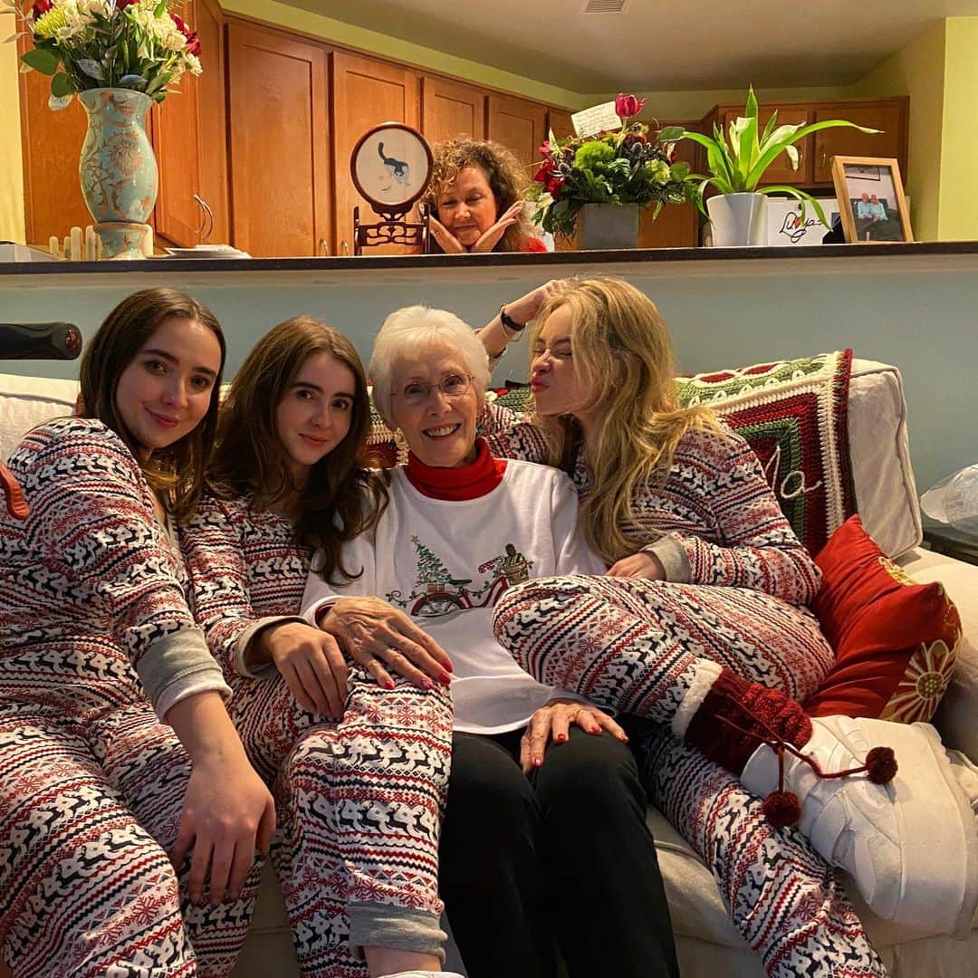 サブリナ・カーペンターのインスタグラム：「alexa play home for the holidays by the carpenters」
