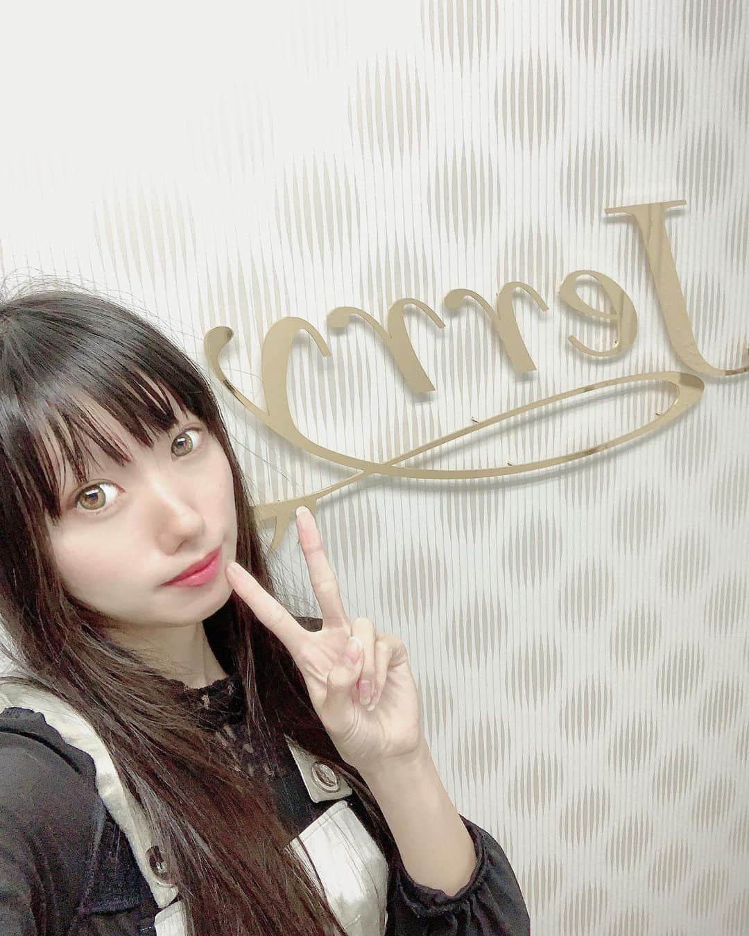 のインスタグラム：「jerry池袋さんに行ってきました！ (@jerry-lash) 歯のホワイトニングをしてもらったよ✨✨ . 2トーンくらい歯の色が明るくなりました(っ´ω`c)♡ 何度も繰り返し行うことで、よりトーンアップするらしい🦷 . マツエクもやっている店舗だから、今度はマツエクでも来ようかな✨💕 . . ちなみに、秋元るいのインスタをみた！と問い合わせいただくと少しお安くなるそうなので、 気になる方はぜひお問い合わせくださいね🧡 . #jerry池袋 #池袋ホワイトニング #池袋セルフホワイトニング #pr #ホワイトニング #ikebukuro #selfwhitening #美容 #美容好きな人と繋がりたい #綺麗になりたい　#綺麗になりたい人と繋がりたい #selca #selfie #beauty」