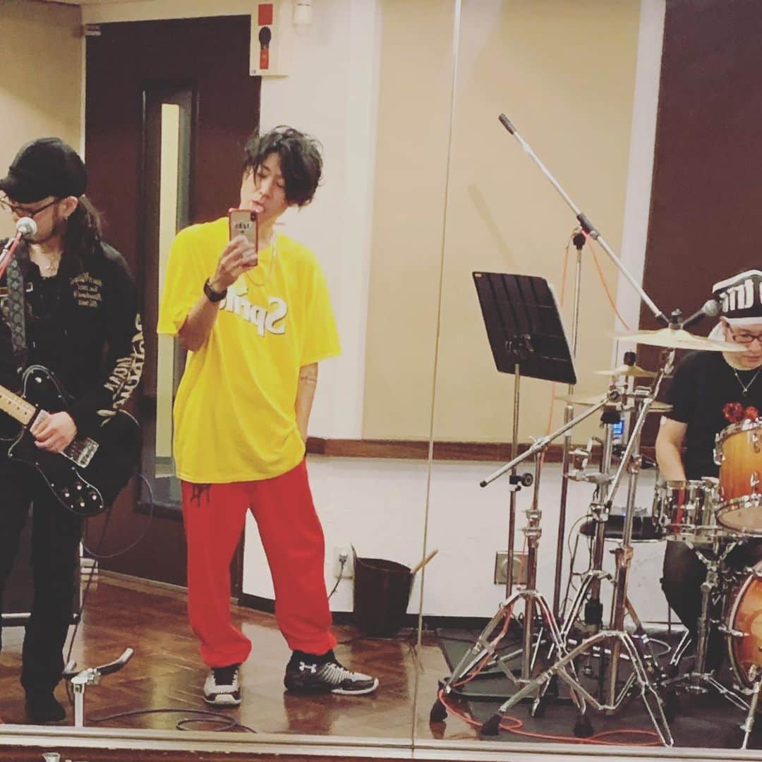 染谷俊のインスタグラム：「今日は12/28のランナイトリハっちゃ。 バンド、すげーなー。 全部で準備30曲ぐらいかー。 まー、みんなは、前半戦1時間ちょい、後半戦1時間ちょい、あと延長戦だから、1時間ずつ全力作戦で来ればいいっちゃ！ ファイテンー  #染谷俊 #ランナイト」