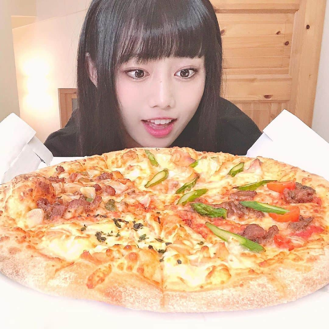 廣田あいか さんのインスタグラム写真 - (廣田あいか Instagram)「ㅤㅤㅤㅤㅤㅤㅤㅤㅤㅤㅤㅤㅤㅤㅤㅤㅤㅤㅤㅤㅤㅤㅤㅤ ㅤㅤㅤㅤㅤㅤㅤㅤㅤㅤㅤㅤㅤ ㅤ🍕💫ㅤㅤㅤㅤㅤㅤㅤㅤㅤㅤㅤㅤㅤㅤ ㅤㅤㅤㅤㅤㅤㅤㅤㅤㅤㅤㅤㅤㅤㅤㅤㅤㅤㅤㅤㅤㅤㅤㅤㅤㅤ ドミノピザ のㅤㅤㅤㅤㅤㅤㅤㅤㅤㅤㅤㅤㅤ クワトロ・シェフズ・プレミアムセレクション ㅤㅤㅤㅤㅤㅤㅤㅤㅤㅤㅤㅤㅤㅤㅤㅤㅤㅤㅤㅤㅤㅤㅤㅤ ㅤㅤㅤㅤㅤㅤㅤㅤㅤㅤㅤㅤㅤ シェフクオリティと謳うほど ㅤㅤㅤㅤㅤㅤㅤㅤㅤㅤㅤㅤㅤ 質に自信がある商品と お聞きしていたのでㅤㅤㅤㅤㅤㅤㅤㅤㅤㅤㅤㅤㅤ ㅤㅤㅤㅤㅤㅤㅤㅤㅤㅤㅤㅤどんなかんじなのだろうと 食べたのですが ひとつひとつ味のバランスが 完璧すぎてㅤㅤㅤㅤㅤㅤㅤㅤㅤㅤㅤㅤㅤ 手軽な宅配ピザってことを忘れる！(?) 豪華な味わいでした🥺✨ ㅤㅤㅤㅤㅤㅤㅤㅤㅤㅤㅤㅤㅤ ㅤㅤㅤㅤㅤㅤㅤㅤㅤㅤㅤㅤㅤ ♡スモークサーモン&北海道産カマンベールチーズ→サーモンとチーズのまろやかさにアスパラガスの爽やかさが効いていてお気に入りㅤㅤㅤㅤㅤㅤㅤㅤㅤㅤㅤㅤㅤㅤㅤㅤㅤㅤㅤㅤㅤㅤㅤㅤㅤㅤㅤㅤㅤㅤㅤㅤㅤㅤㅤㅤㅤㅤㅤㅤㅤㅤㅤㅤㅤ ♡ブラックアンガスビーフ&リッチグレービーソース→ジューシーなお肉に少し甘みの効いたソース 焼きプチトマトの甘酸っぱさがバランス良きでしたㅤㅤㅤㅤㅤㅤㅤㅤㅤㅤㅤㅤㅤ ㅤㅤㅤㅤㅤㅤㅤㅤㅤㅤㅤㅤㅤ♡スモークサーモンバジルマヨ→いちばん食べやすい味！みんなにおすすめしたい◎ バジルの香りと焼かれた香ばしいマヨが最高ㅤㅤㅤㅤㅤㅤㅤㅤㅤㅤㅤㅤㅤ ♡ブラックアンガスビーフ&ガーリック→ガーリックのパンチがしっかりとあって ステーキのような豪華さがある！がっつり系を食べたいひとでも満足◎ㅤㅤㅤㅤㅤㅤㅤㅤㅤㅤㅤㅤㅤ ㅤㅤㅤㅤㅤㅤㅤㅤㅤㅤㅤㅤㅤ ほかにも プレミアムローストチキンだったり カップパルフェのデザートもあって (味が本格的なんだよな)ㅤㅤㅤㅤㅤㅤㅤㅤㅤㅤㅤㅤㅤㅤㅤㅤㅤㅤㅤㅤㅤㅤㅤㅤㅤㅤ  ちょっとした会を開くのに 非常にぴったりだなとおもった~!!💖ㅤㅤㅤㅤㅤㅤㅤㅤㅤㅤㅤㅤㅤㅤㅤㅤㅤㅤㅤㅤㅤㅤㅤㅤㅤㅤㅤㅤㅤㅤㅤㅤㅤㅤㅤㅤㅤㅤㅤㅤㅤㅤㅤㅤㅤㅤㅤㅤㅤㅤㅤㅤ 冬休みだし 友達や家族と集まって ピザ食べるのとか楽しそう🥰  ㅤㅤㅤㅤㅤㅤㅤㅤㅤㅤㅤㅤㅤ  ㅤㅤㅤㅤㅤㅤㅤㅤㅤㅤㅤㅤㅤ #ドミノピザ #クワトロシェフズプレミアムセレクション #PR」12月26日 12時53分 - aiai0131_official