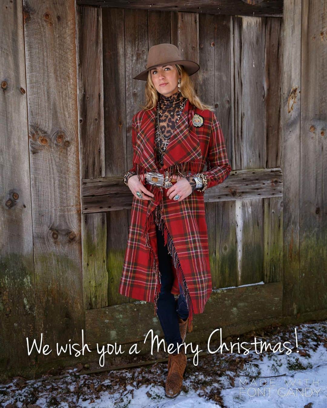 ターシャポリッツィのインスタグラム：「Merry Christmas from all of us at Tasha Polizzi. We hope Santa brought you something TP! 🎅🏼🎁🎄」