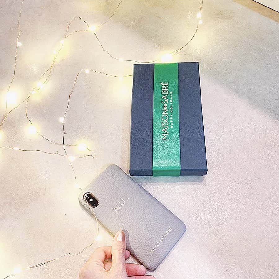 のインスタグラム：「𓅸 . . .  Maison de Sabre  のパーソナライズレザーiPhoneケース📱 . @maisondesabre . . 牛革の上質な質感がとっても上品. 見た目も触り心地も良いです. . . . 私はイニシャルいれたよ〜〜♢ color:マーキュリーグレー . . . 下のコードで5%OFFになります⚪︎ 【natsu5】 . . . . . . .  ___________________________________ . #MaisondeSabre #iPhonecoer #iPhone #iPhoneケース #pr」