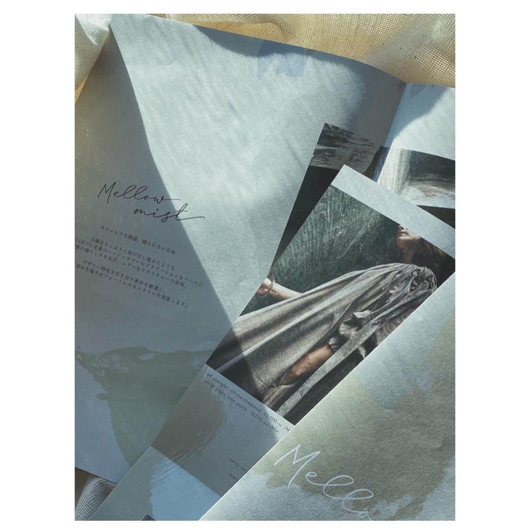 ETRÉ TOKYOさんのインスタグラム写真 - (ETRÉ TOKYOInstagram)「. '20 SPRING SUMMER TABLOID ＂MELLOW MIST＂ . 年齢や時間にとらわれることなく 自由に身にまとう... . この春を鮮やかに彩るアイテム 時と共に深みを増すエフォートレスなスタイリングを提案します。 . 《ONLINESTORE》 1月1日(水)～お買い上げのお客様へプレゼント。 ※年始の発送情報はオンラインストアをご確認ください。 . 《店舗》 1月2日(木)～お買い上げのお客様へプレゼント。 ※なくなり次第終了となりますのでご了承ください。 . #etretokyo #etre #etretokyostore」12月26日 13時01分 - etretokyo