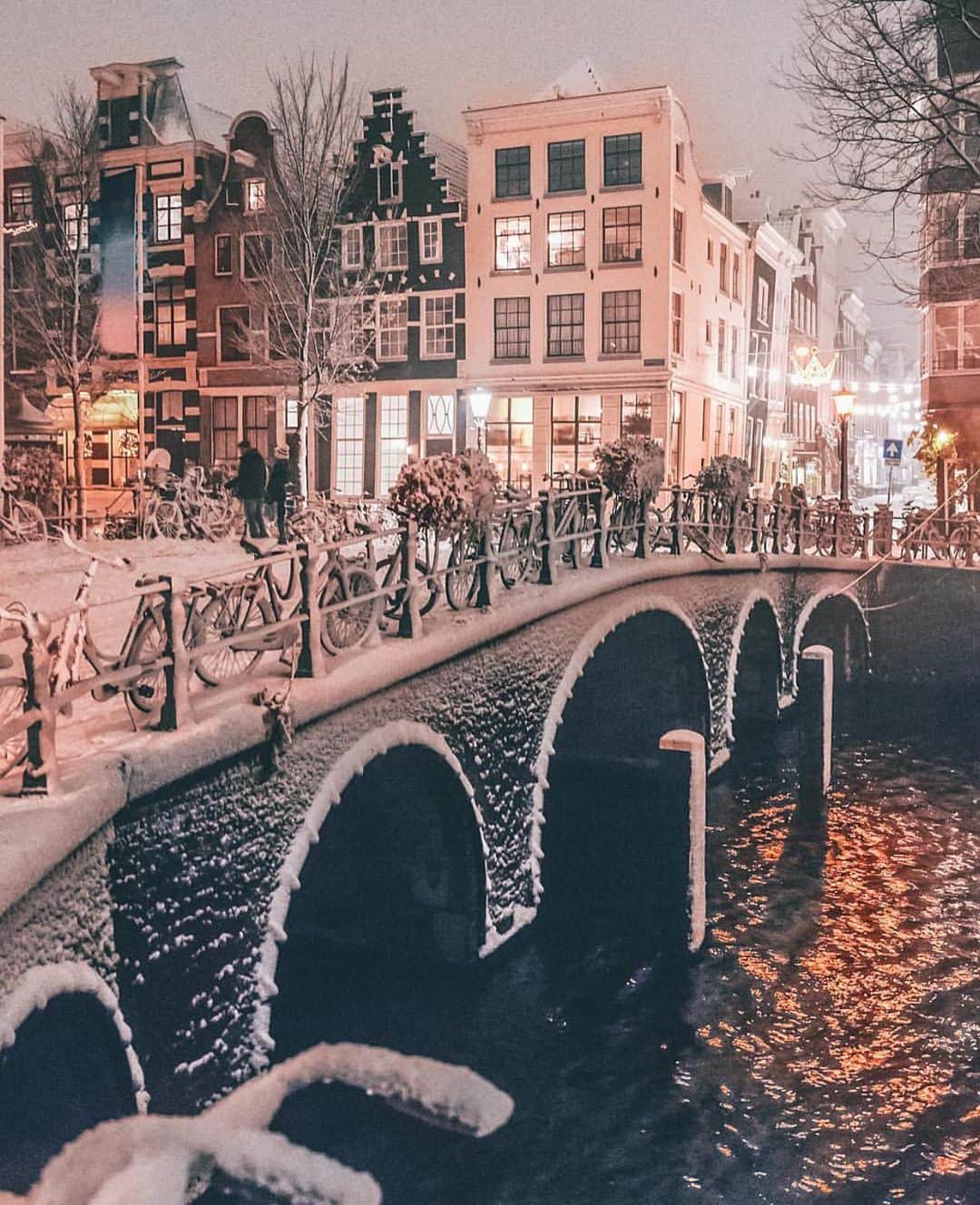 Wonderful Placesさんのインスタグラム写真 - (Wonderful PlacesInstagram)「Winter night in Amsterdam ✨💙❄️❄️💙✨ . Pictures by ✨✨@Gabriel.guita✨✨ #wonderful_places for a feature 💙❄️」12月26日 12時57分 - wonderful_places