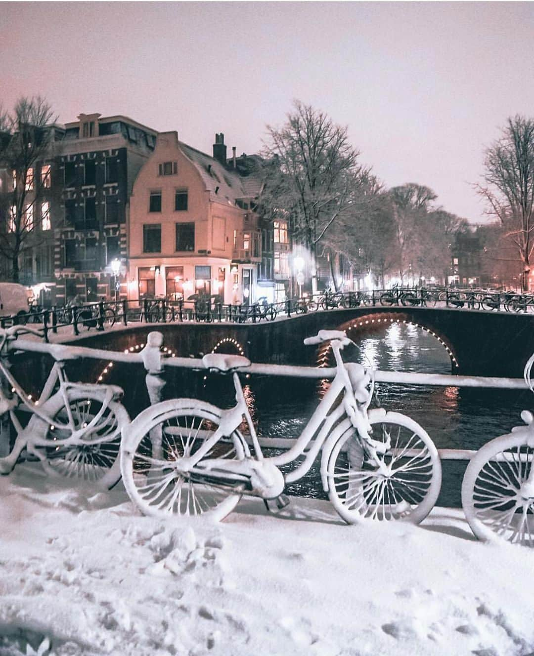 Wonderful Placesさんのインスタグラム写真 - (Wonderful PlacesInstagram)「Winter night in Amsterdam ✨💙❄️❄️💙✨ . Pictures by ✨✨@Gabriel.guita✨✨ #wonderful_places for a feature 💙❄️」12月26日 12時57分 - wonderful_places