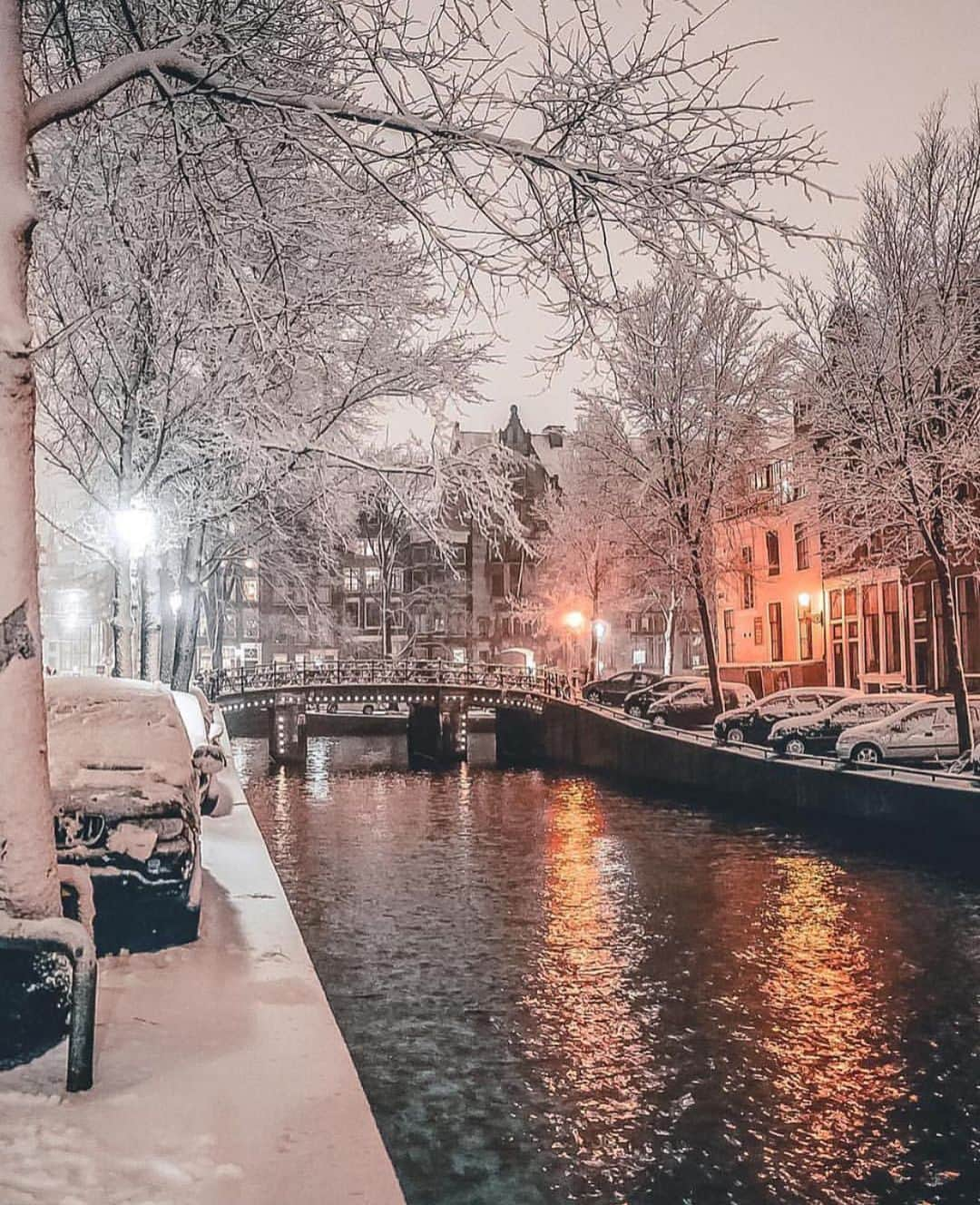 Wonderful Placesさんのインスタグラム写真 - (Wonderful PlacesInstagram)「Winter night in Amsterdam ✨💙❄️❄️💙✨ . Pictures by ✨✨@Gabriel.guita✨✨ #wonderful_places for a feature 💙❄️」12月26日 12時57分 - wonderful_places