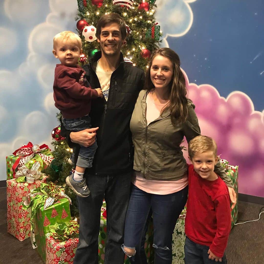 デリック・ディラードのインスタグラム：「🎶 “Have yourself a merry little Christmas...” from the Dillards 🎄」