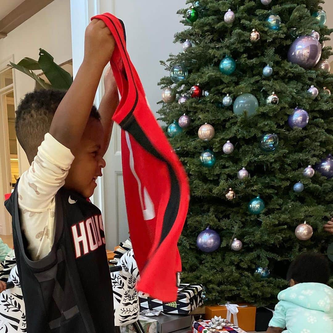 ラッセル・ウェストブルックのインスタグラム：「Merry Christmas 🎄🎁」