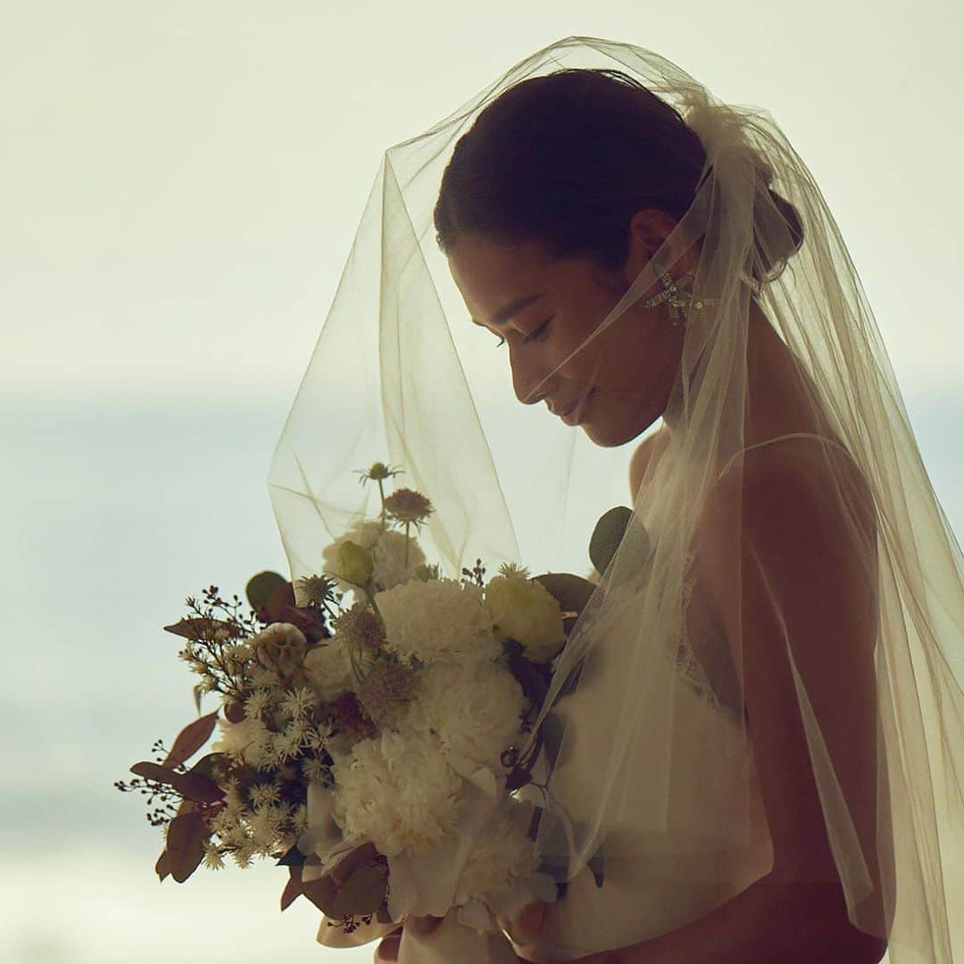 YouAさんのインスタグラム写真 - (YouAInstagram)「. . A veil ドレスのカラーにあわせてベールのカラーを選ぶ . . ベールは色、素材、デザインで選びます . . #artdirection #dressstylist  #wedding #weddingdress #撮影 #bridal  #advertising #shooting #dressstyling #weddinginspiration #鎌倉 #鎌倉ウェディング . . . . . . dress @rembostyling @authentique_weddingdress  bouquet @minietmaxi  h&m @ru0711  ad: @youa.dressstylist  venue @ao_wedding」12月26日 13時06分 - youa.dressstylist