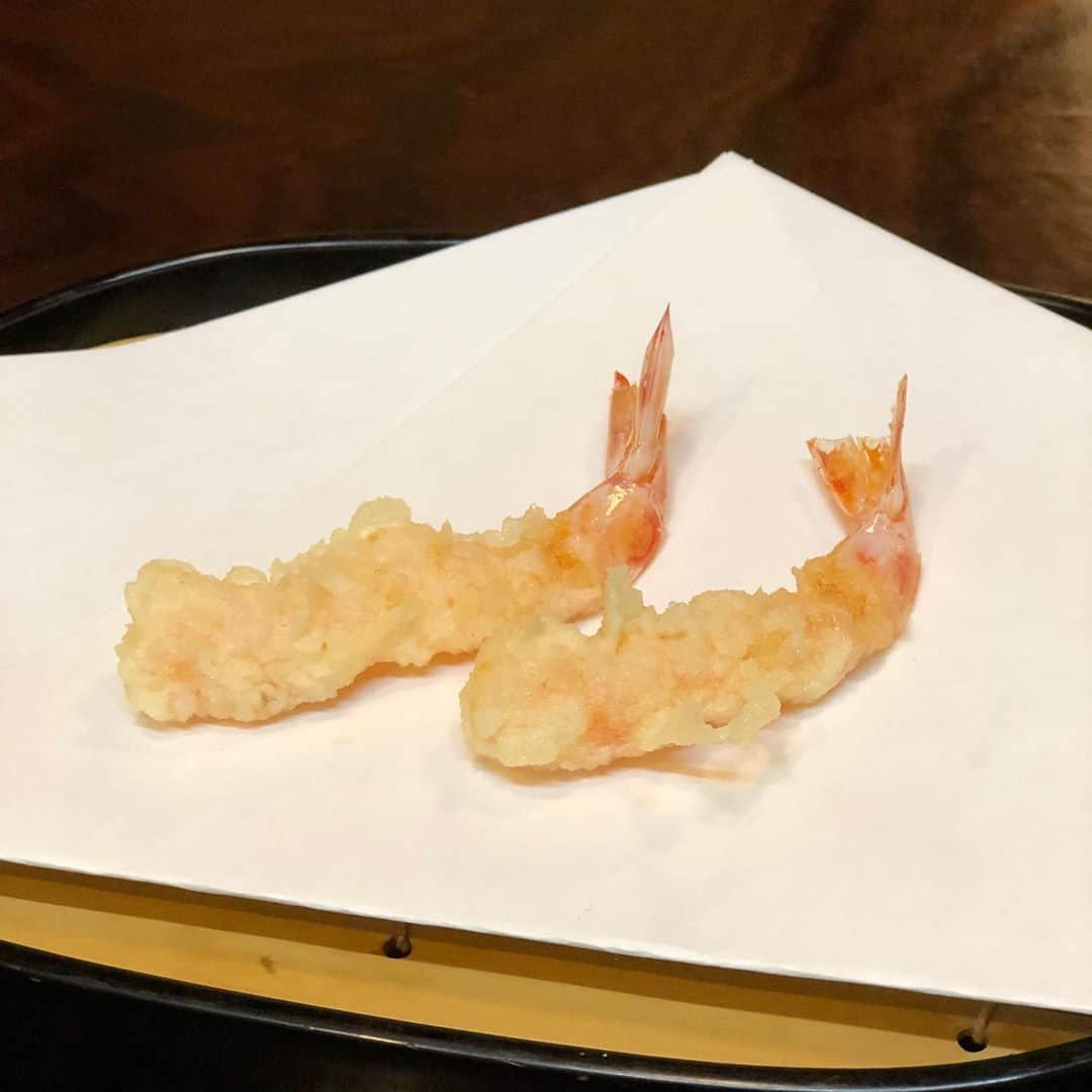 沖田杏梨さんのインスタグラム写真 - (沖田杏梨Instagram)「I ate extremely nice Tempura in Ozashiki(tatam room). The chef fries in the room and brings it directory to  the table. Yummmmmy😋  お座敷でその場で揚げて直接持ってきてくれる美味天ぷら屋さんでした😋💕 #anriokita #tempura」12月26日 13時18分 - anri_okita