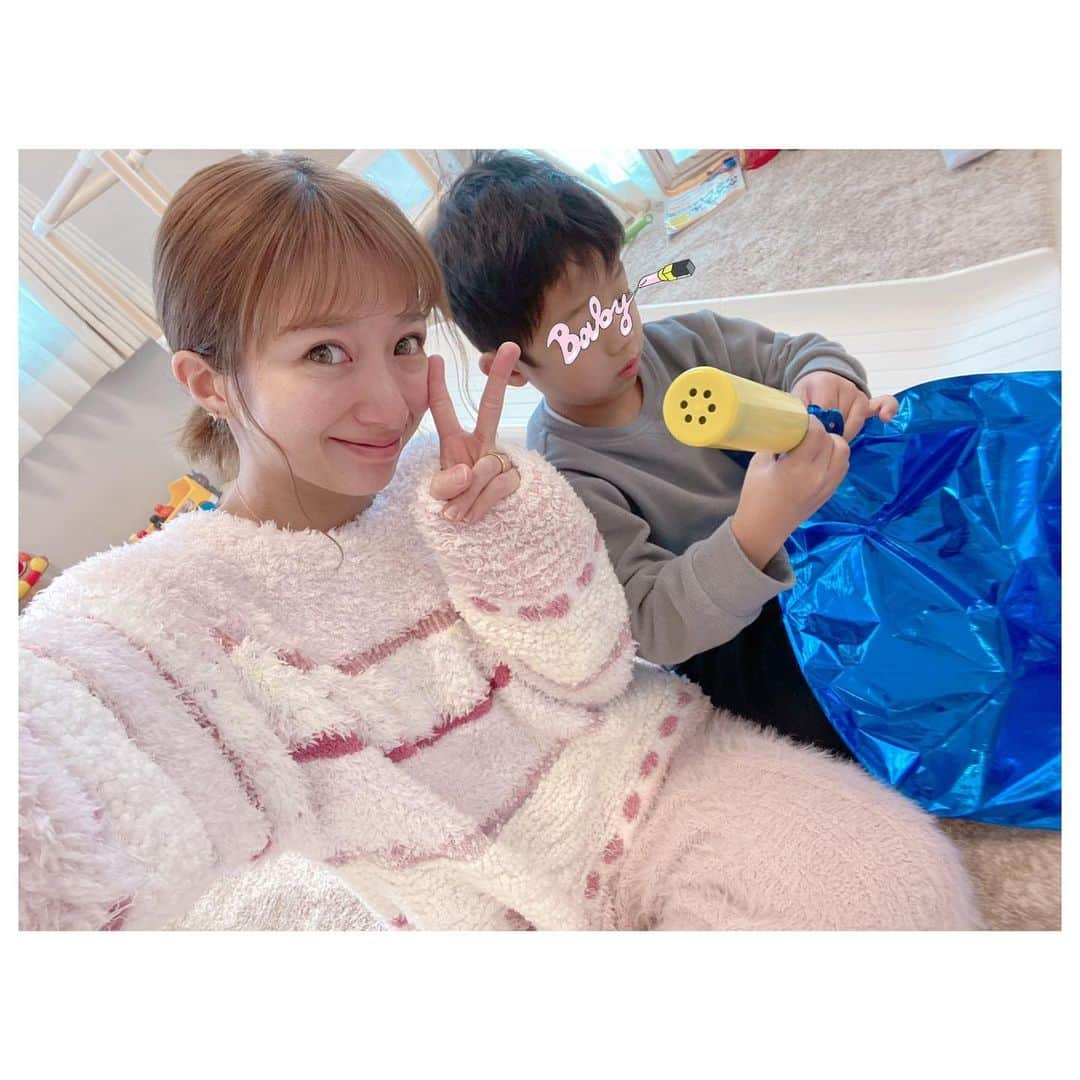 辻希美さんのインスタグラム写真 - (辻希美Instagram)「Xmas🎄終わって、今日は青空の９歳のお誕生日🎂💕💕✨✨ 朝からまたまた準備しています(*'艸3`):;*｡ 🎂💕💕 #青空 #9歳 #birthday #おめでとう #🎉💕 #12月26日 #クリスマス仕様から誕生日仕様にチェンジ #イベント盛り沢山な12月 #全力派 #4人居るからこそ皆全力でやりたい #自己満？ #笑 #喜んでもらえるように頑張ります #🎂💕💕」12月26日 13時12分 - tsujinozomi_official