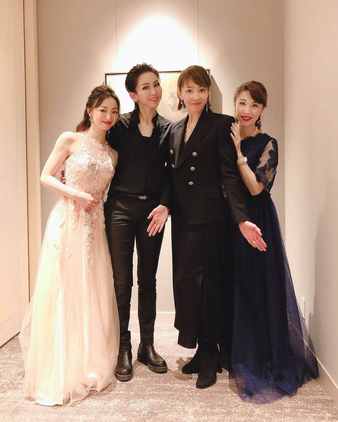 白羽ゆりのインスタグラム：「ちえちゃん(柚希礼音ちゃん)  星組時代が懐かしい。 一つ下の下級生で、宝塚時代たくさん助けて貰いました。人柄も最高✨  久しぶりに会えて嬉しかったなぁ。  司会の久路さん！ 優しくて頼れる先輩。 お世話になりました！！ わたるさんもちえちゃんも、星組歴代トップは皆さんパワフル😍」