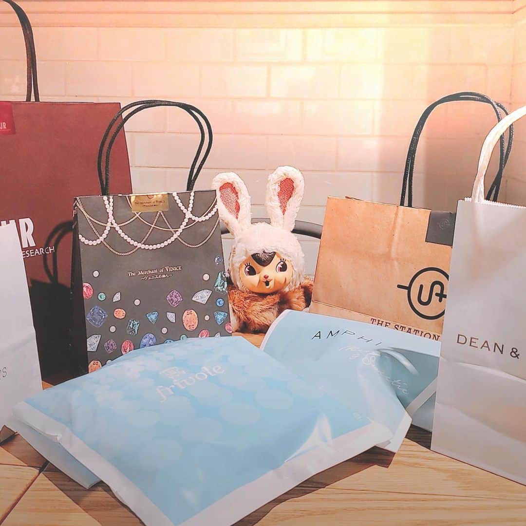 エチカさんのインスタグラム写真 - (エチカInstagram)「. いよいよ今日からセールが始まったね😎🎉 いっぱいお買い物して疲れちゃったから、 Echika表参道のDEAN&DELUCAで休憩中なの☕️💗 . #次はどのお店に行こうかな #冷静に買いすぎな気がしてきた #気のせいだよね . ------------------------------ Echika SALE 対象店舗： 表参道（AMPHI/Petit Salon de VENICE〜ヴェニスの商人〜/frivole/URBAN RESEACH POP UP STORE/THE STATION STORE UNITED ARROWS/CUISINE HABITS S'il vous plait） 池袋（URBAN RESEARCH Make Store/TRAVEL STYLE by MILESTO/RANDA CLEPORTE/卑弥呼/Tabio/frivole/RainbowSPECTRUM） ------------------------------ . . #Echika冬セール #冬セール #セール #セール開催中 #セール情報 #セール購入品 #買い物好き #ショッピング好き #買い物中毒な私達 #いい買い物の日 #エチカ #エチカ表参道 #エチカ池袋 #表参道 #池袋 #Echika #wintersale #sale #shoppingholics #Echika表参道 #Echika池袋」12月26日 18時45分 - echika_love