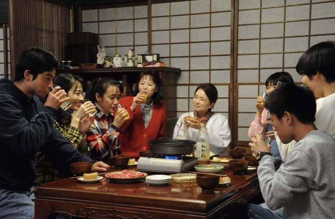 テレビ朝日「やすらぎの刻〜道」さんのインスタグラム写真 - (テレビ朝日「やすらぎの刻〜道」Instagram)「【26日🌸第188話あらすじ】  大晦日、根来しの（#風吹ジュン）、公平（#橋爪功）のもとに長男・剛（#田中哲司）一家、四男・圭（#山村憲之介）一家らが集い、根来家は久々に賑わう。 夜、初詣に出発した一同。年が明けようという瞬間、懐かしい除夜の鐘が鳴り響き…。 #やすらぎの刻 . .  脚本 #倉本聰  主題歌 #中島みゆき . #石坂浩二 #清野菜名 #風間俊介 #風吹ジュン #橋爪功 #岸本加世子 #宮田俊哉#浅丘ルリ子 #加賀まりこ #平山浩行 #八千草薫 #ミッキーカーチス #板谷由夏#草刈麻有 #井上希美 #木下愛華 #いしだあゆみ #大空眞弓 #笹野高史 #ひるドラ #昼ドラ #ドラマ好きな人と繋がりたい」12月26日 18時47分 - yasuraginotoki