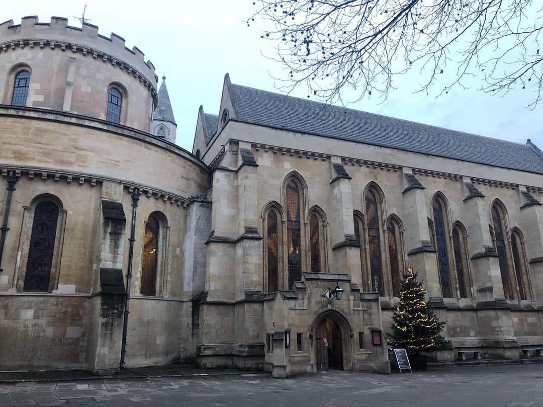 岡倫之さんのインスタグラム写真 - (岡倫之Instagram)「Temple Church.  Knights Templar England headquarters, built in the late 12th century. テンプル教会。 12世紀後半に建てられた、テンプル騎士団イングランド本部。 #GreatOKharn #UK #england #london #overseaslife #britishlife #overseasscenery #britishscenery #TempleChurch #KnightsTemplar #HarryPotter #TheDaVinciCode #オーカーン #英国 #イギリス #イングランド #ロンドン #海外生活  #イギリス生活 #海外の風景 #イギリスの風景  #テンプル騎士団 #テンプル教会  #ハリーポッター #ダヴィンチコード #ロケ地 #聖地巡礼 #歴史好き男子  #歴史は面白い #歴史はロマン  歴史は知れば知るほど知りたくなる。」12月26日 18時48分 - great_o_khan