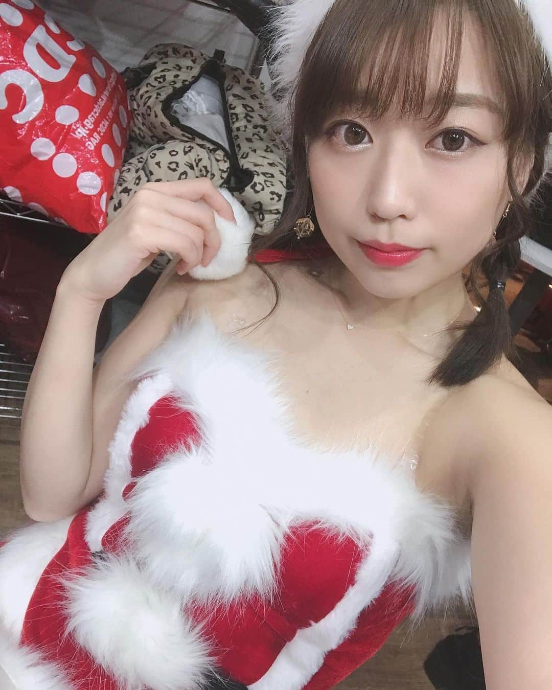 川崎芹奈のインスタグラム：「クリスマス🎄2019  #merrychristmas #xmas #cristmas  #クリスマス　#サンタコス　#santaclaus  #cosplay #スナック　 #ママ　#アイドル　#ヤンスナ」