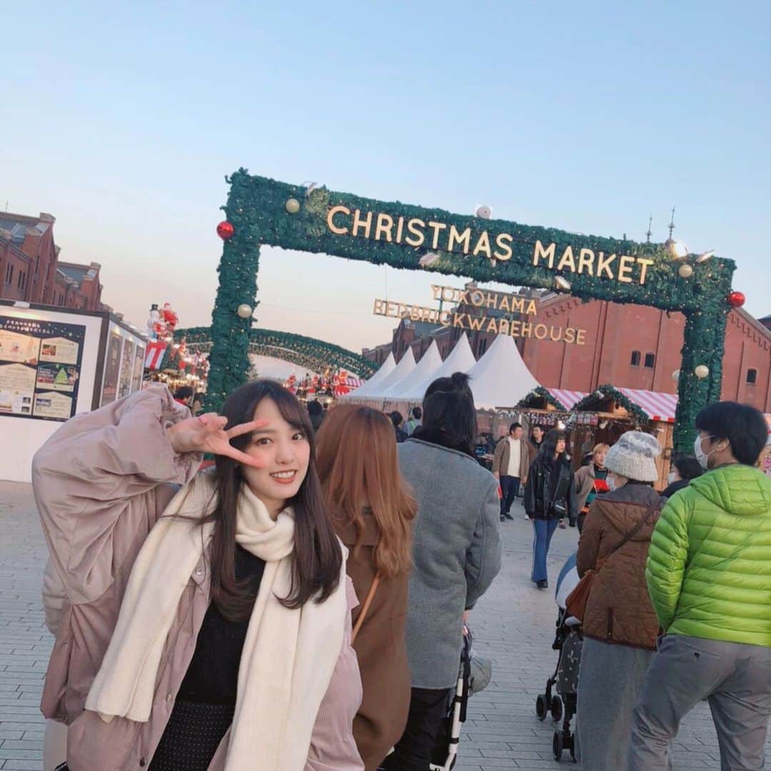 飯窪春菜のインスタグラム：「🎄🎅🏻💨 ・ ・ 気づいたらクリスマス終わってました！！笑 なので急いでクリスマス仕様の写真、載せますね🤦🏻‍♀️💗 ・ 南波志帆さん　@nanbashiho と横浜　赤レンガのクリスマスマーケットに行った時の写真です☺️ 2人で鐘を鳴らしたり、ホット日本酒飲んだり💓 雰囲気を楽しんだ後はbillsでディナーしました🍽 ・ ・ ・ #1日遅れの #merrychristmas  #メリークリスマス  #christmasmarket  #横浜  #bills  #はるなの毎日  #飯窪ってる」
