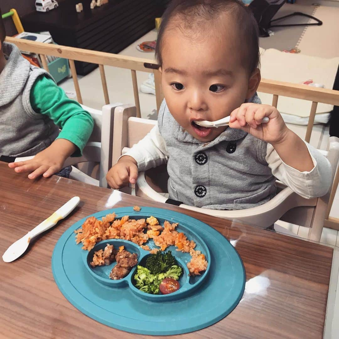 新丼貴浩さんのインスタグラム写真 - (新丼貴浩Instagram)「#川崎病  双子の兄が川崎病になりました。 家族にうつらず命を奪う病気ではありませんが、発症原因が分かっていない病気で、主に5歳くらいまでの子供が罹るそうです。  命は奪わないと申しましたが、治療が遅れると心臓に後遺症を残すことがあります。  原因が不明なので、身体に起きる症状から川崎病と診断されます。 ・5日以上続く高熱。 ・目の充血。 ・舌がイチゴのようにブツブツする。 ・身体に発疹が出る。 ・首のリンパが腫れる。 ・腕のBCG痕が赤くなる。  この辺りの項目のうち、5つ以上該当すると川崎病と診断されるそうですが、例えば高熱が5日以上経つまで待つ理由も無いので、5つ揃っていなくても出来る処置から行う場合もあるそうです。  うちの子の場合、プール熱や手足口病の疑いのまま、医療機関の指示に従い安静にしていましたが、日に日に弱っていく状況に危機感を感じ、精密検査が出来る病院に連れて行きました。  その時点で川崎病と診断され即入院。  約二週間点滴を続け、今のところ後遺症もなく退院の日を迎えることが出来ました。  ちなみに、川崎病の治療に有効性が見られ、ほぼ必ず投与される免疫グロブリンという製剤は、皆さんの献血によって作られているそうです。 献血をして下さった方々に、心から感謝致します。  兄は退院後、しばらく精神的に不安定になり、頻繁に癇癪を起こしていましたが、クリスマスまでには笑顔が出るようになりました。  また、入院していた兄だけで無く、しばらく母と離れ離れになっていた弟も、一時保育に預けたりと寂しい思いをさせてしまいました。 そして、入院中に病院で付き添い続けた妻も含め、しっかりケアしていきたいと思います。  カープに関係ない話になってしまいましたが、川崎病は年々罹患率が上がっている病気なので、家族親族に小さい子がいる方々に川崎病のことをご周知頂きたく投稿しました。  #続く高熱は川崎病を疑う #川崎病  #川崎病性冠動脈瘤  #双子」12月26日 13時35分 - aradon_takahiro