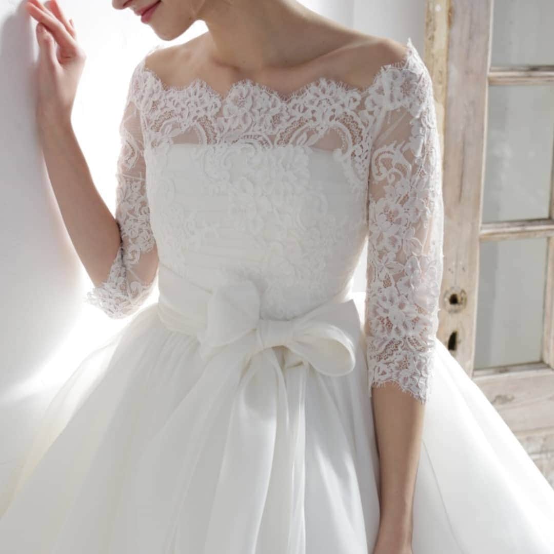 LAVIEEN ROSE Weddingさんのインスタグラム写真 - (LAVIEEN ROSE WeddingInstagram)「お肌にすっととけこむような リバーレースと シルクオーガンジー。  たくさんのhappyに つつまれた 大人の #ウェディングドレス #elisabettaplinano EPウラル  #プレ花嫁#カラードレス#ドレス選び#ドレス試着#ドレス試着レポ#カラードレス試着#カラードレス選び#ウェディング#プロポーズ#試着レポ#お色直し#婚約#結婚式#2020冬婚#2020春婚#2020秋婚#2020夏婚#ウェディングドレス#ウェディングドレス選び#カクテルドレス#冬婚ドレス#クリスマス婚#クリスマスウェディング」12月26日 13時37分 - lavieenrosewedding