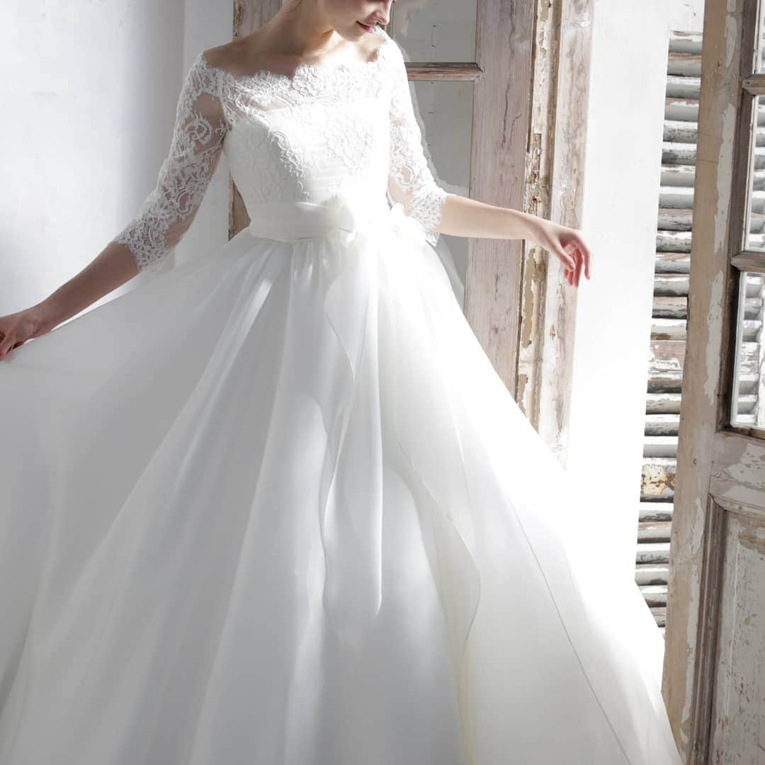 LAVIEEN ROSE Weddingのインスタグラム：「お肌にすっととけこむような リバーレースと シルクオーガンジー。  たくさんのhappyに つつまれた 大人の #ウェディングドレス #elisabettaplinano EPウラル  #プレ花嫁#カラードレス#ドレス選び#ドレス試着#ドレス試着レポ#カラードレス試着#カラードレス選び#ウェディング#プロポーズ#試着レポ#お色直し#婚約#結婚式#2020冬婚#2020春婚#2020秋婚#2020夏婚#ウェディングドレス#ウェディングドレス選び#カクテルドレス#冬婚ドレス#クリスマス婚#クリスマスウェディング」