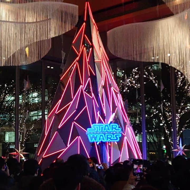 のインスタグラム：「丸ビルのスターウォーズツリー🎄 ここもスゴい人でした😆  #丸ビル#スターウォーズツリー#スターウォーズ#クリスマスツリー#丸の内#ゴルフ#golf#ゴルフ大好き#ゴルフ女子#モデル#model#image#イマージュ#森下久美#kumimorishita」