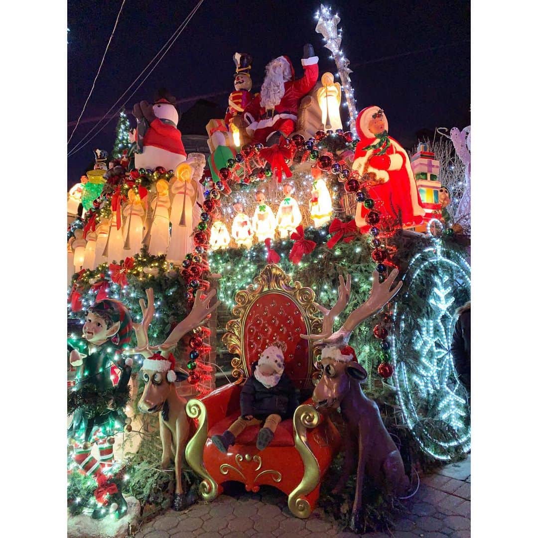 早川茉希さんのインスタグラム写真 - (早川茉希Instagram)「Merry Christmas!!🎄❤️ ・ クリスマスイヴは、あやちゃんと ブルックリンのDyker Heightsへ🎅✨ ・ 高級住宅街の有名イルミネーションスポット❣️ 個人のお宅とは思えない豪華なライトアップでした😳✨ サンタさんまで登場して クリスマス気分を楽しめた🎅💖 あやちゃん、お誘いありがとう〜☺️💓 ・ #christmaseve #brooklyn #illumination #holidayfun #nyc #ny #dykerheightschristmaslights #ブルックリン #ニューヨーク #ニューヨーク生活 #クリスマスイヴ #イルミネーション #ついにクリスマス終わる #最高のクリスマス #アメリカ暮らし #🎄」12月26日 13時41分 - maki_hayakawa