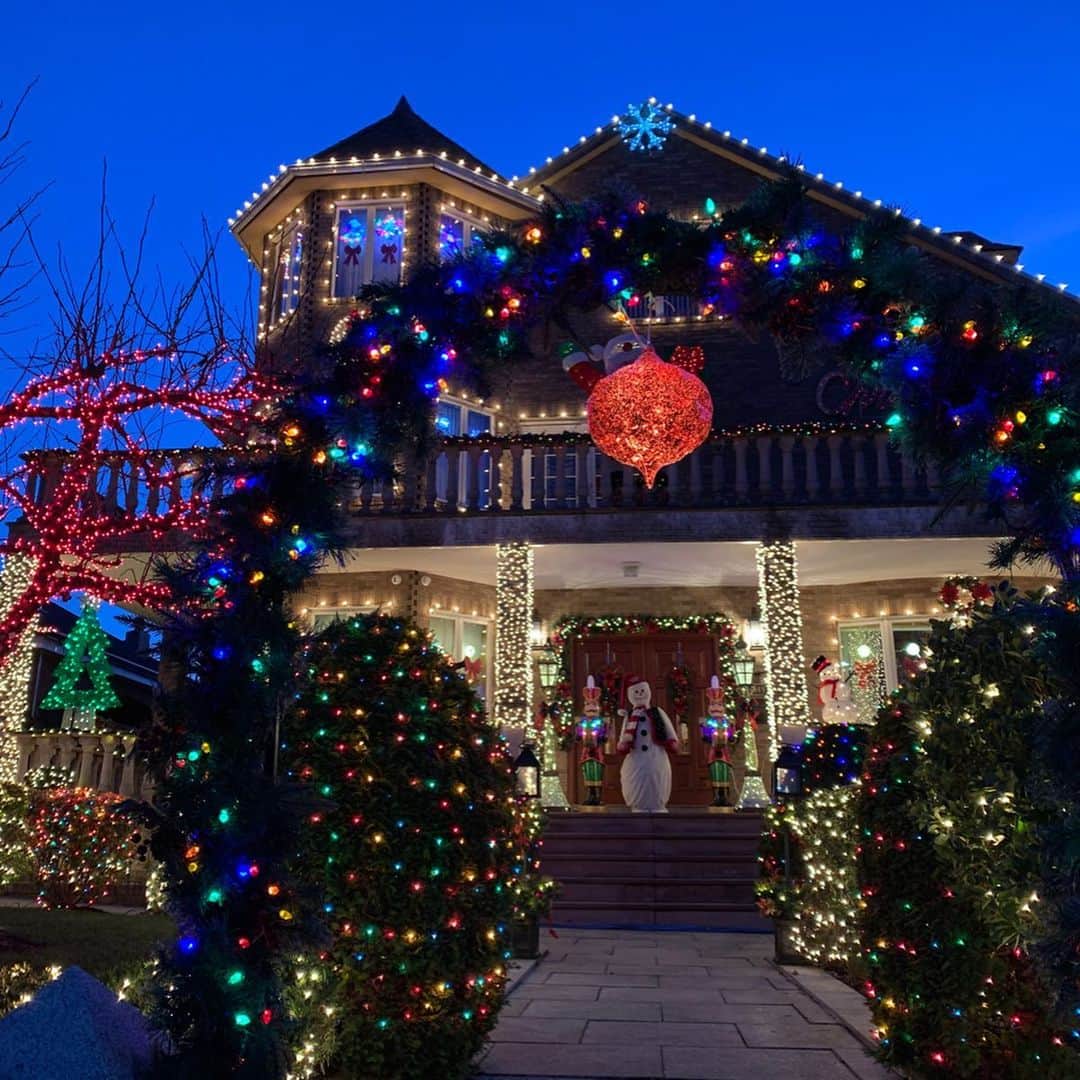 早川茉希さんのインスタグラム写真 - (早川茉希Instagram)「Merry Christmas!!🎄❤️ ・ クリスマスイヴは、あやちゃんと ブルックリンのDyker Heightsへ🎅✨ ・ 高級住宅街の有名イルミネーションスポット❣️ 個人のお宅とは思えない豪華なライトアップでした😳✨ サンタさんまで登場して クリスマス気分を楽しめた🎅💖 あやちゃん、お誘いありがとう〜☺️💓 ・ #christmaseve #brooklyn #illumination #holidayfun #nyc #ny #dykerheightschristmaslights #ブルックリン #ニューヨーク #ニューヨーク生活 #クリスマスイヴ #イルミネーション #ついにクリスマス終わる #最高のクリスマス #アメリカ暮らし #🎄」12月26日 13時41分 - maki_hayakawa