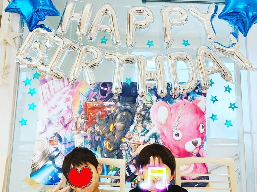 杉浦太陽さんのインスタグラム写真 - (杉浦太陽Instagram)「12月26日は、  長男・青空の誕生日🎂🎉🎉🎉👏 9歳になりました〜〜！！！！！！ おめでとう〜〜！！！ クリスマスからの連続ですが、 子どもたちはイベント続きで大喜び！ …親は大変ですが💦www  飾り付けはセイアの大好きなFortniteです！  @sugiurataiyou_official  #長男 #セイア #青空 #9歳 #おめでとう #飾り付けは #Fortnite」12月26日 13時41分 - sugiurataiyou_official