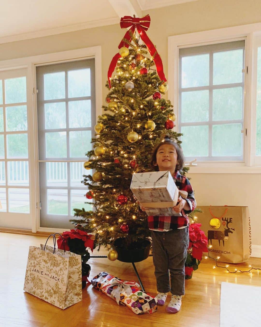 高木りなのインスタグラム：「Thank you Santa🎅🏻❤️ やんちゃ息子にもサンタさんが来てくれました💫 친척분들이 따뜻하게 맞아주신 행복한 크리스마스였어요 감사합니다🙏🏻✨ . #merrychristmas #thankyou #losangeles #california #クリスマス#ロサンゼルス#カリフォルニア#크리스마스 #감사합니다」