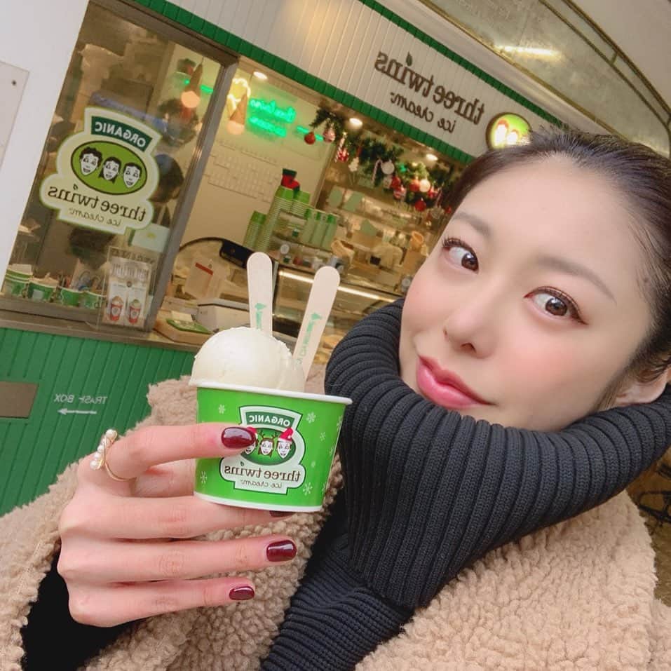 池田ゆりのインスタグラム：「クリスマスに1番好きなアイス屋さんに行ってきた☺️﻿ ﻿ 代官山のthreetwinsicecreamのシーソルトキャラメル味大好き❤️﻿ オーガニックだから甘いのに重くなくてぺろっと食べれちゃう。﻿ ﻿ #threetwinsicecream #代官山 #organic #xmas #christmas #アイス #icecream  #fitness #protein #beauty #bodymake #instagood #todaystraining #gym #style #tokyo #도쿄 #피트니스 #이케다유리﻿」