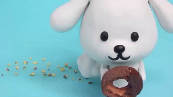 のインスタグラム：「【ダス犬アニメ公開中！】_ 日常で遭遇する”あるある”なお話を描いたダス犬のアニメを公開中だよ！ ドーナツを頬ばるけれど食べかすのおそうじも気になっちゃうダス犬を描いた「そうじはつづくよ、どこまでも篇」の他にも、お風呂そうじ中にやりがちな失敗やテレビ台の裏で思わぬホコリを発見したときの気持ちをコミカルにダス犬が演じています。 ・ プロフィールのURL「ダス犬公式サイト」とYouTubeの「ダス犬チャンネル」でみられるよ！チェックしてみてね！ @dusken_official  https://www.youtube.com/channel/UCUL0CfIiqcApI-RQO9vL7sw/featured ・ #ドーナツ食べたいな #でもお部屋が汚れるのはイヤ #ドーナツとおそうじ #永遠にループ」
