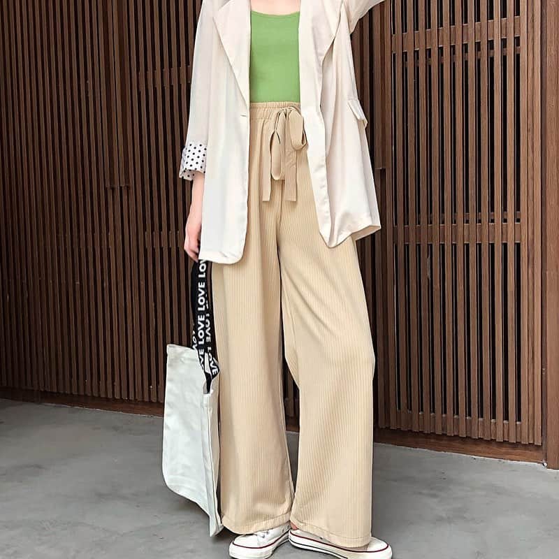 maison de LATIRのインスタグラム：「ラフに今顔になれるハイウエストワイドパンツは着心地抜群♪ 柔らか素材が心地よく程よくルーズなシルエットが好バランスで、美脚効果の高い一枚。サラッと着れるのでこれからの季節に活躍する一枚です。 素材の特性上匂いがある場合がございます。あらかじめご了承ください。 . お求めはコチラから▼▼ @maison_de_latir #maison_de_latir #https://shop-list.com/women/brand/maison-de-latir/」