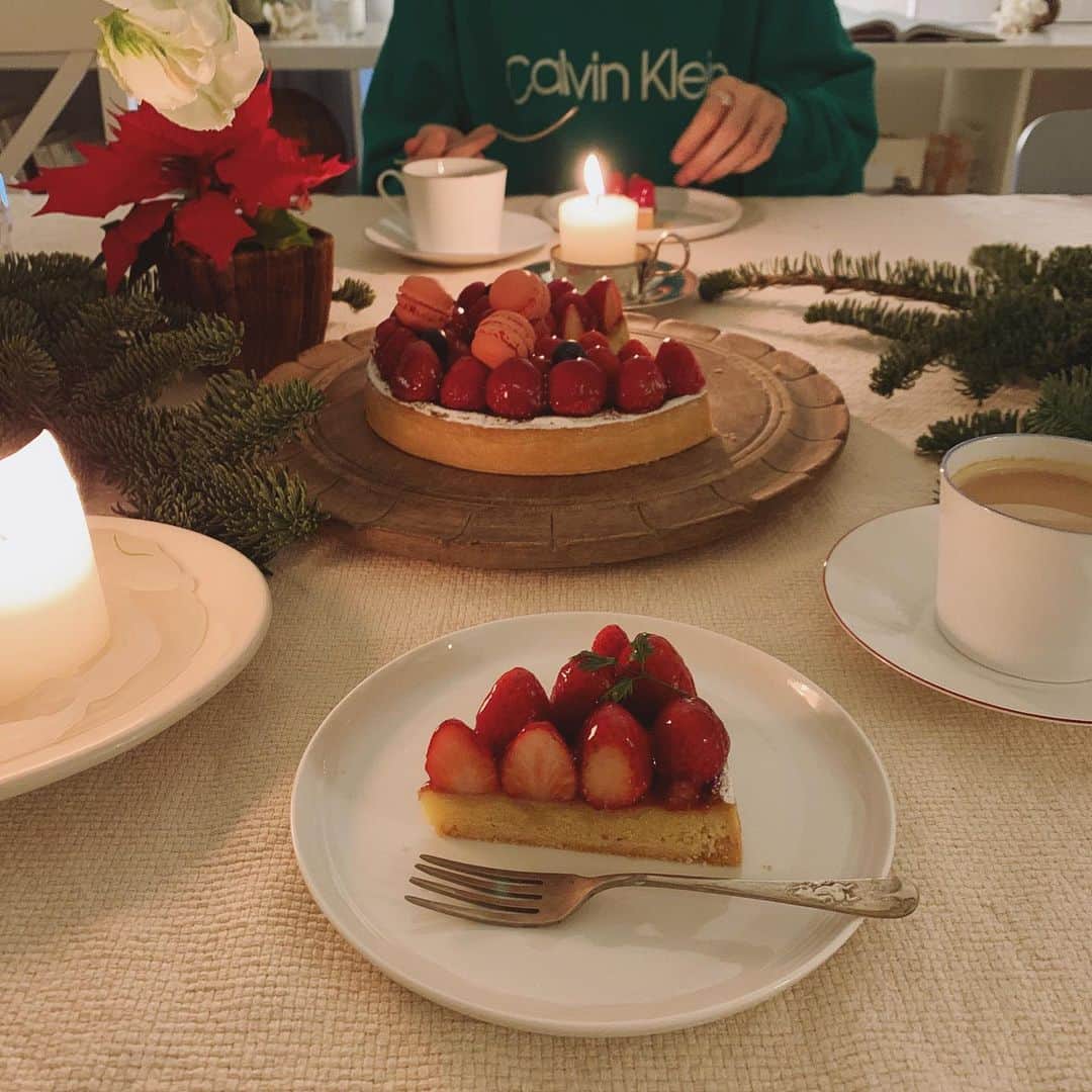 猪鼻ちひろのインスタグラム：「🍓 フルーツタルトがサプライズで。好きな人の好きなものを共有してもらえるなんて、幸せだなぁと終始にんまり。  ひと口目より、ふた口目の方が美味しく感じるような、食べれば食べるほど胃袋鷲掴みのシンプルなタルトでした。 ひとりでホールの半分くらいはペロリと食べられそうだねって。  豆を挽いて淹れてくれたコーヒーも美味しかったなぁ☕️ 来年の小さな目標とか、やりたいこととか、楽しい予定とか、そんな話をのんびりするのも年末の醍醐味。 みんなみんな、健康第一に過ごせますように！ #3分の1の優しい話 #翌朝も美味しく頂きましたとさ♡ #クリスマスケーキ #フルーツタルト が #1番好きなの #知らなかったけど偶然に！ #サプライズ @iguchi_min さん #ありがとう #ちひろのごはん」