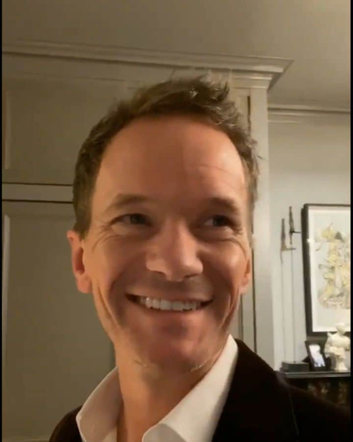 ニール・パトリック・ハリスのインスタグラム：「Merry Christmas! 🎄🎁😏😉 #neilpatrickharris #davidburtka #nph #db #tagsforlikes #actors #lovethem #handsome #chef #myedit #igstories #video #christmas #merrychristmas #couple #husbands @nph @dbelicious ❤💚」
