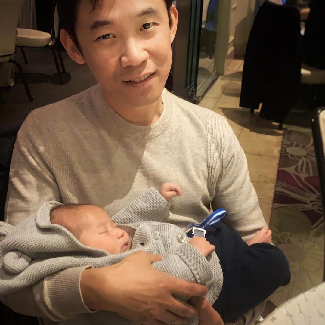 ジェームズ・ワンさんのインスタグラム写真 - (ジェームズ・ワンInstagram)「MERRY CHRISTMAS 🎄 from my family to yours!! Wishing you all an excellent and prosperous 2020!! (ps: that’s my nephew I’m holding, not mine 😄).」12月26日 14時05分 - creepypuppet