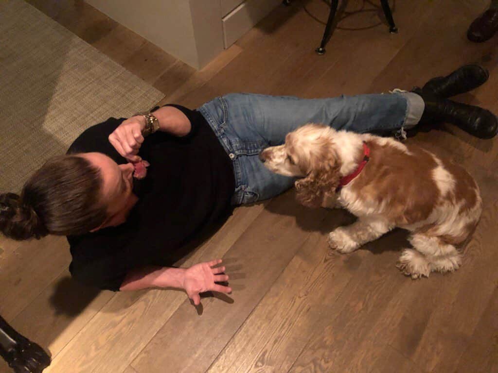 カレンザンボスビンテージクチュールのインスタグラム：「Just trying to make new friends..his name is Freckles. I think he likes me. Happy Holidays! #merrymerry」